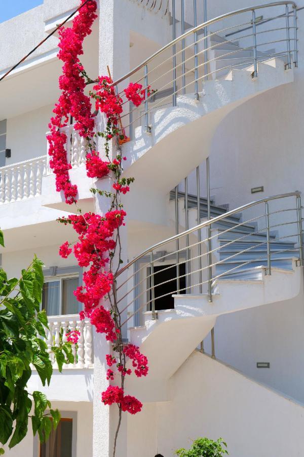 Vila Unique Aparthotel Ksamil Ngoại thất bức ảnh